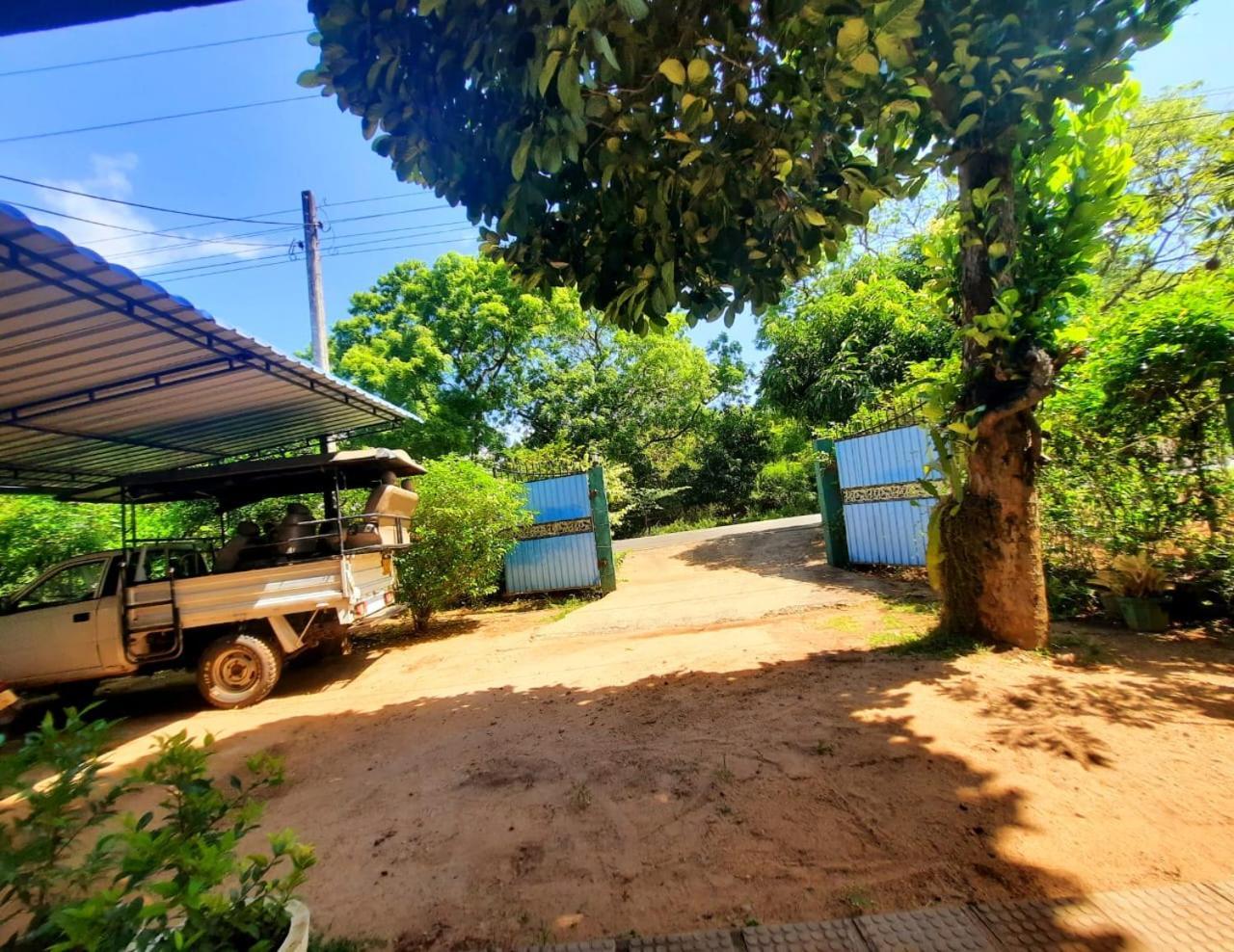 Hostel -In Front Of The National Park- Udawalawe Exterior photo